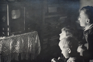 Зоя, Петя и Таня смотрят телевизор